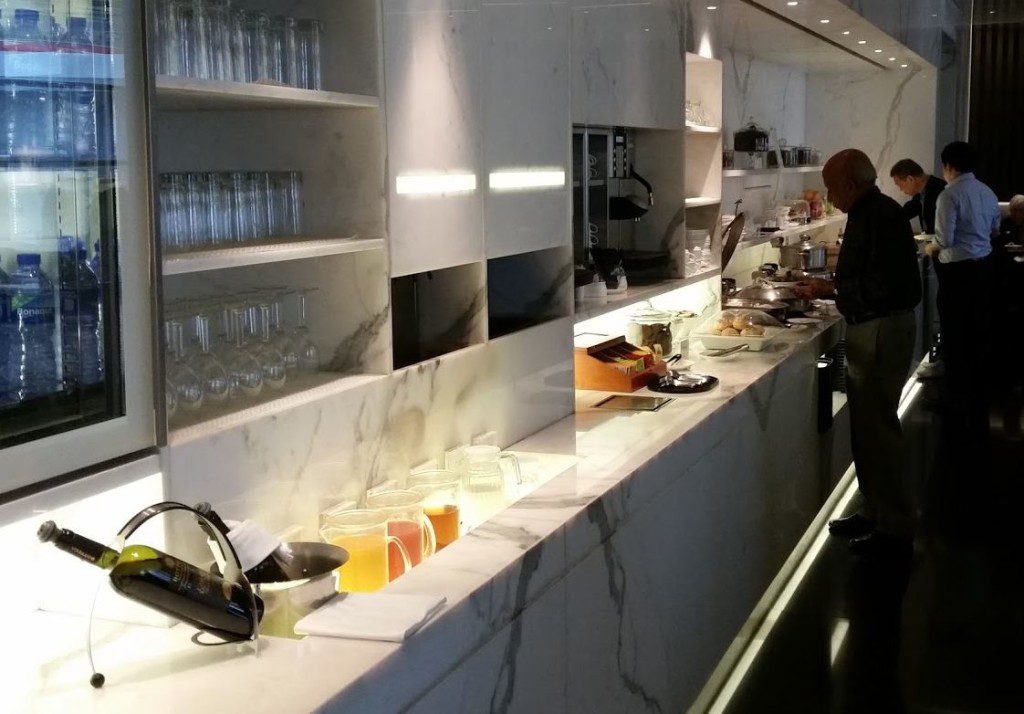 cathay-pacific-business-class-lounge-hong-kong-bridge-bistro-food