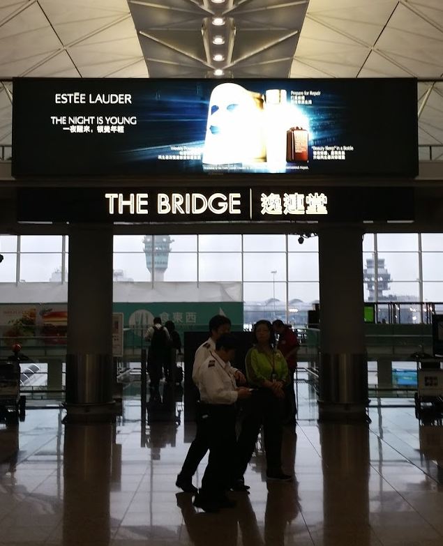 cathay-pacific-business-class-lounge-hong-kong-bridge-entrance