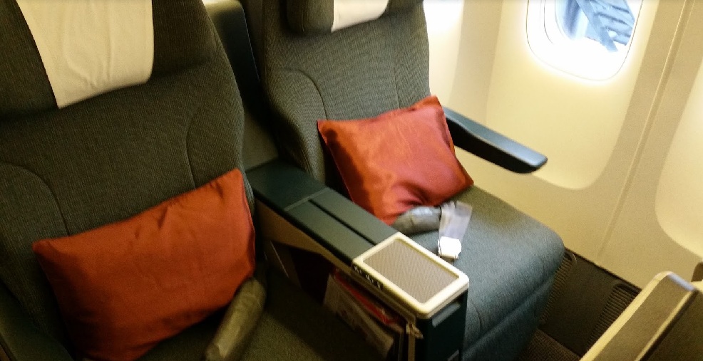 cathay-pacific-business-class-review-hong-kong-singapore-seats