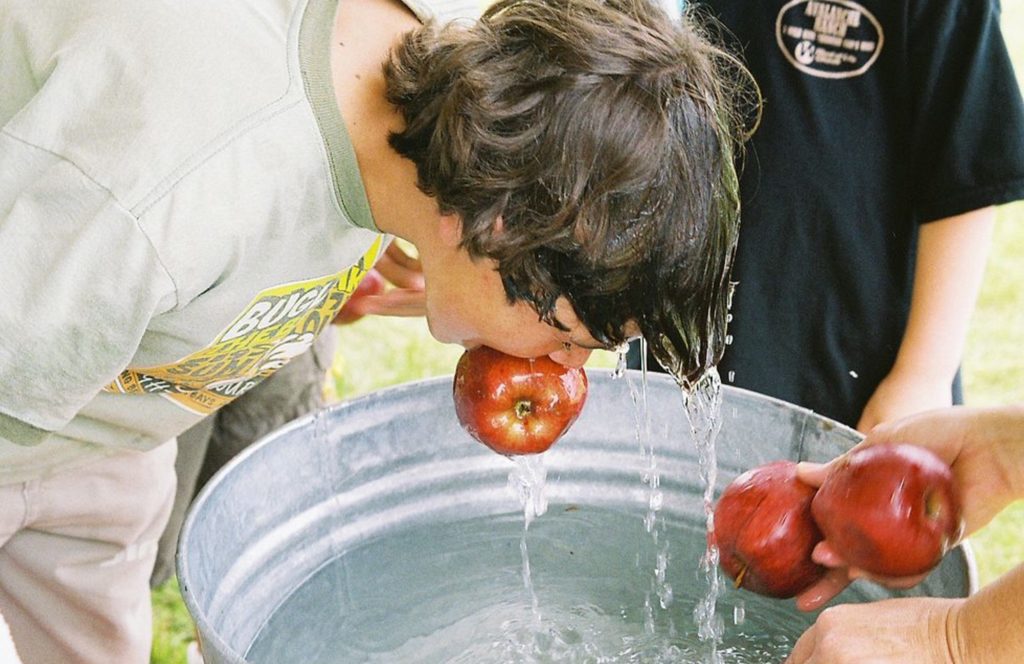 halloween-around-the-world-apple-bobbing