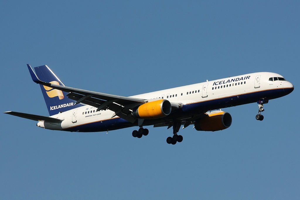 An Icelandair Boeing 757-200 landing at Frankfurt International Airport. Image courtesy of Lasse Fuss.