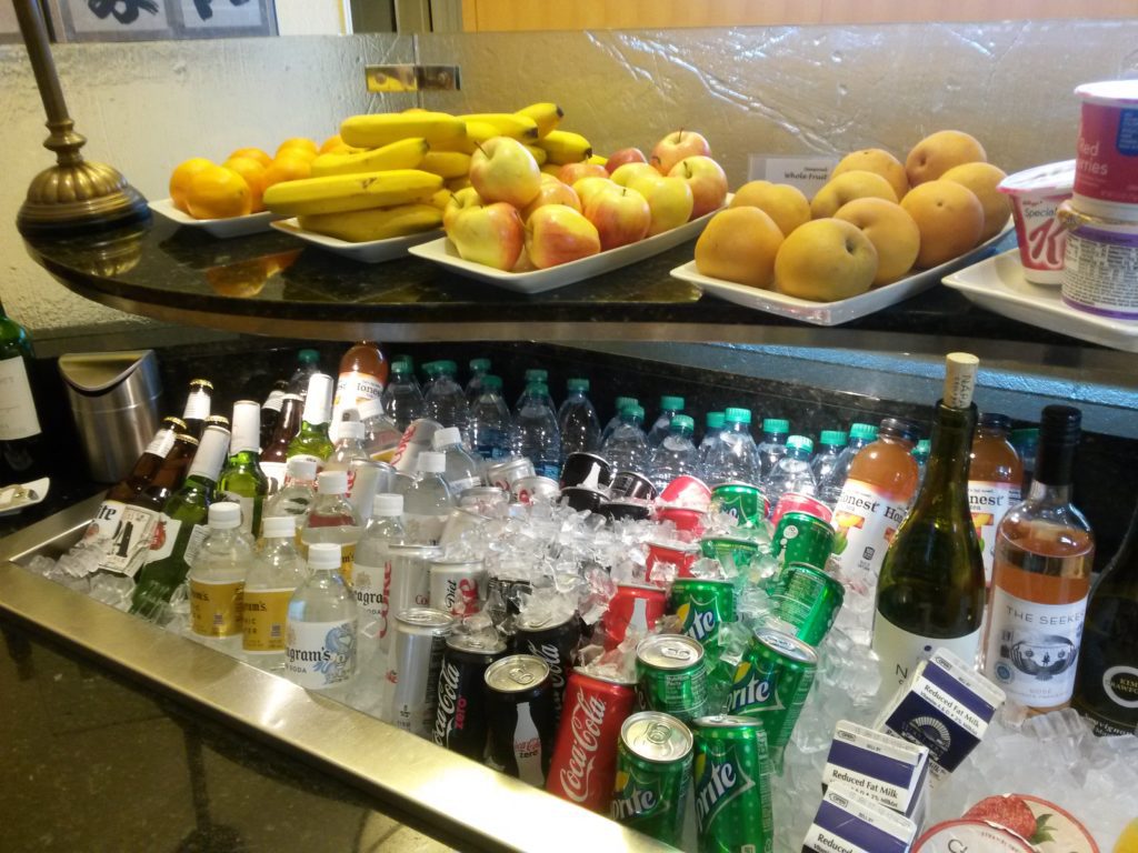 United Global First Lounge SFO - Drinks & fruit