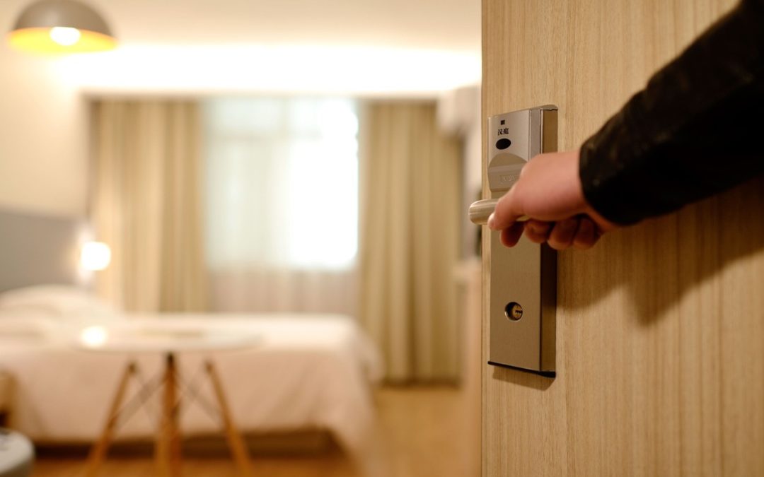 Can you leave kids alone in a hotel room?