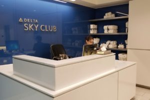 delta-sky-club-atlanta-airport-terminal-e-showers-lobby