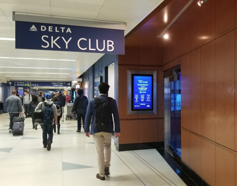 Delta Sky Club ORD / Chicago review - Points with a Crew
