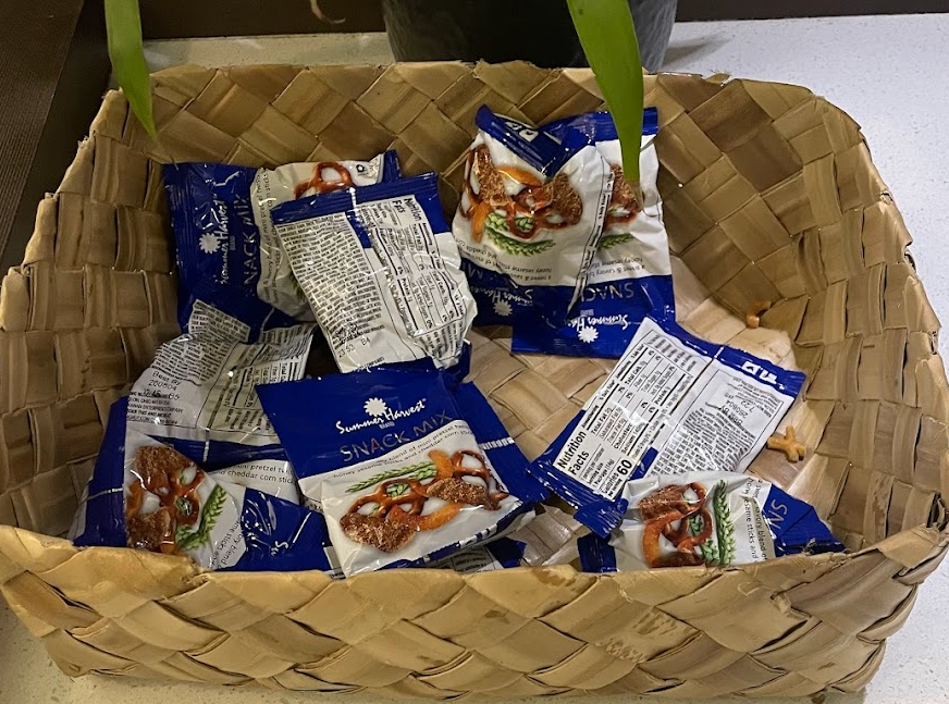 Visiting One Of The Worst Priority Pass Lounges (Mmmm Pretzels For Dinner)