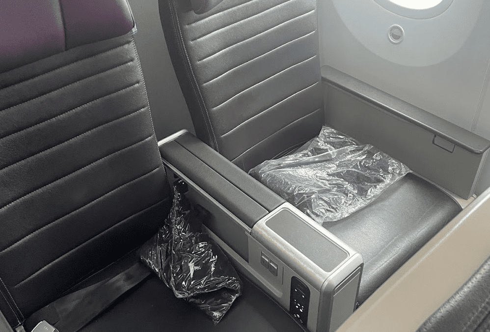 United Airlines Boeing 787-10 Dreamliner Premium Economy Class Review OGG-ORD